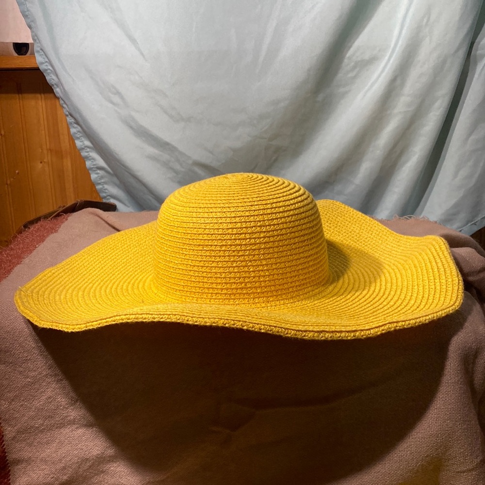 Beautiful yellow sun hat NWT
